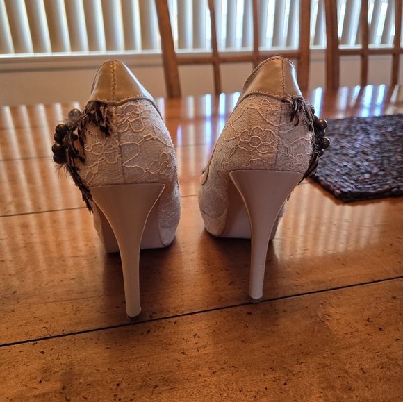 Fabulous Two Lips lace and leather peep toe platform heels. Size 7 - Picture 5 of 7
